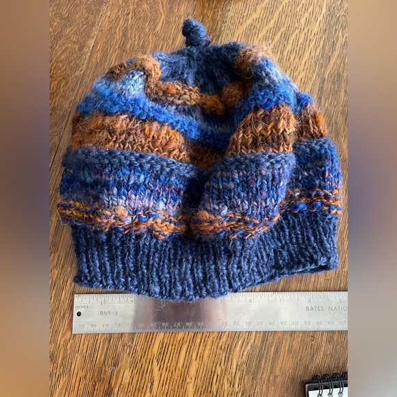Hand spun wool, hand knit hat in beautiful colors of blue and rust. Beanie style - Picture 4 of 8